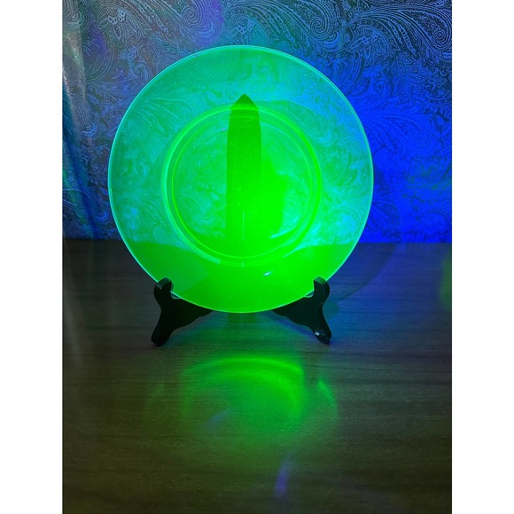 Vintage 7 1/2” uranium glass luncheon plate - Picture 2 of 10